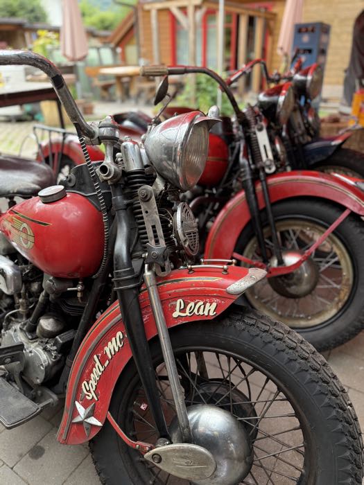 Springer Gabel »Concours« von The Cyclery; passend für Big Twins 1937; Innengewinde Steuerkopf: 3/4”-14 UNS, Außengewinde Steuerkopf: 1”-24 UNS; Stahl, blank / parkerisiert, parkerisierte federn; Länge: 19”; Rake: 0 °; mit Zentrierring; Polen; Bruttogewicht: 20 kg