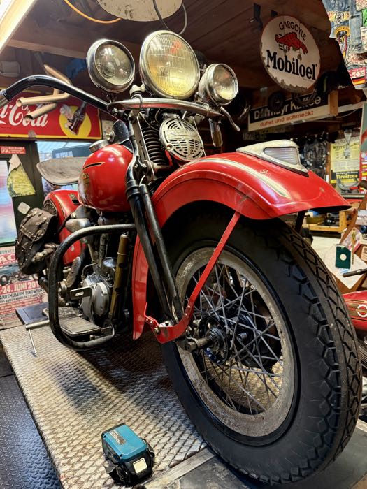 Springer Gabel »Concours« von The Cyclery; passend für Big Twins 1937; Innengewinde Steuerkopf: 3/4”-14 UNS, Außengewinde Steuerkopf: 1”-24 UNS; Stahl, blank / parkerisiert, parkerisierte federn; Länge: 19”; Rake: 0 °; mit Zentrierring; Polen; Bruttogewicht: 20 kg