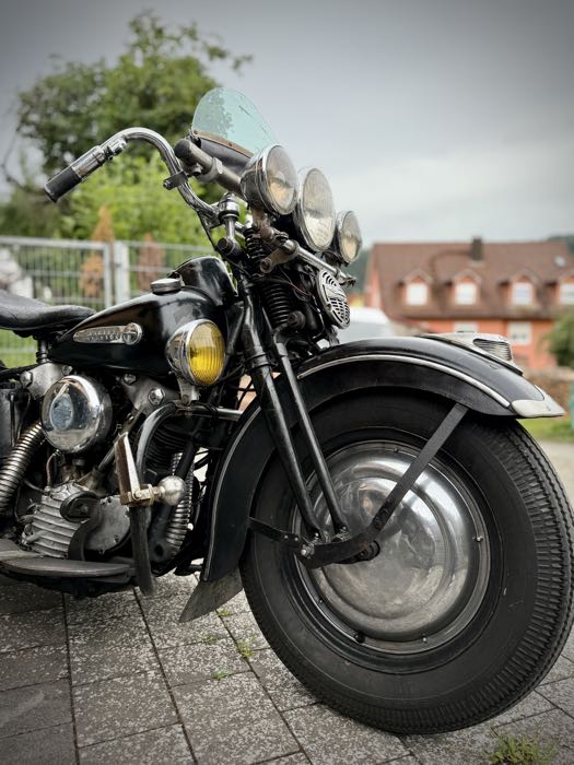 Springer Gabel »Concours« von The Cyclery; passend für Big Twins late 1946-1949; Innengewinde Steuerkopf: 3/4”-14 UNS, Außengewinde Steuerkopf: 1”-24 UNS; Stahl, blank / parkerisiert, parkerisierte federn; Länge: 19”; Rake: -3 °; mit Zentrierring; Polen