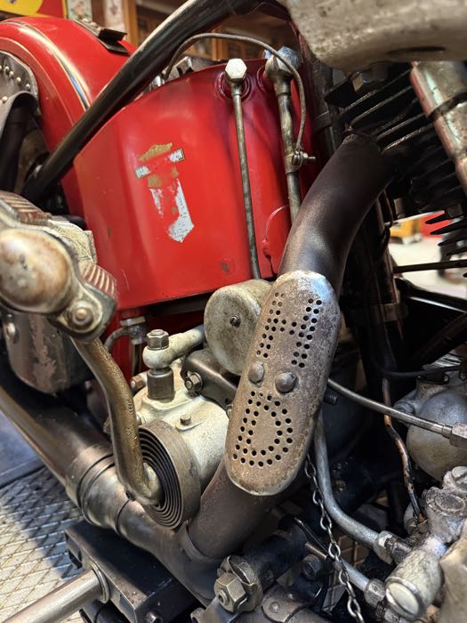 Deflector de calor »Boot Guard« de Colony; apropiado para Big Twin 1936→; acero, parkerizado; reemplaza OEM HD 11500-38; EE. UU.; peso bruto: 134 g