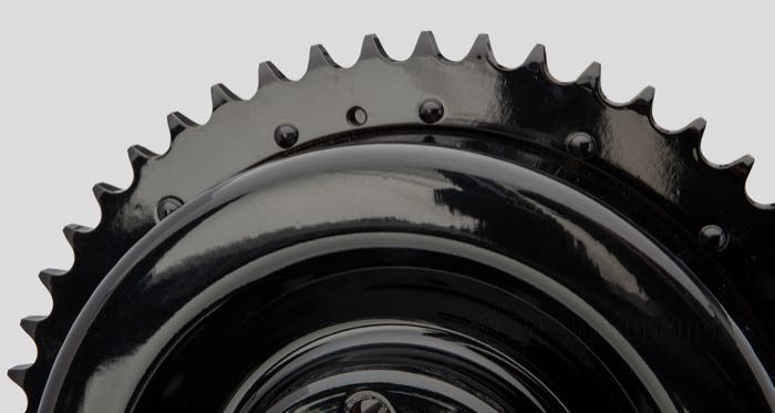 Brake drum by Paughco; fits Big Twin 1937-1957; rear; steel, black, painted; thread: 3/8”-20; nominal ID: 8 ”; replaces OEM HD 41400-37; USA; gross weight: 3.38 kg