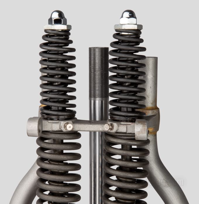 Springer Gabel »Concours« von The Cyclery; passend für Big Twins 1937; Innengewinde Steuerkopf: 3/4”-14 UNS, Außengewinde Steuerkopf: 1”-24 UNS; Stahl, blank / parkerisiert, parkerisierte federn; Länge: 19”; Rake: 0 °; mit Zentrierring; Polen; Bruttogewicht: 20 kg