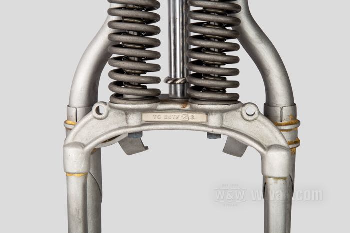 Springer Gabel »Concours« von The Cyclery; passend für Big Twins 1937; Innengewinde Steuerkopf: 3/4”-14 UNS, Außengewinde Steuerkopf: 1”-24 UNS; Stahl, blank / parkerisiert, parkerisierte federn; Länge: 19”; Rake: 0 °; mit Zentrierring; Polen; Bruttogewicht: 20 kg