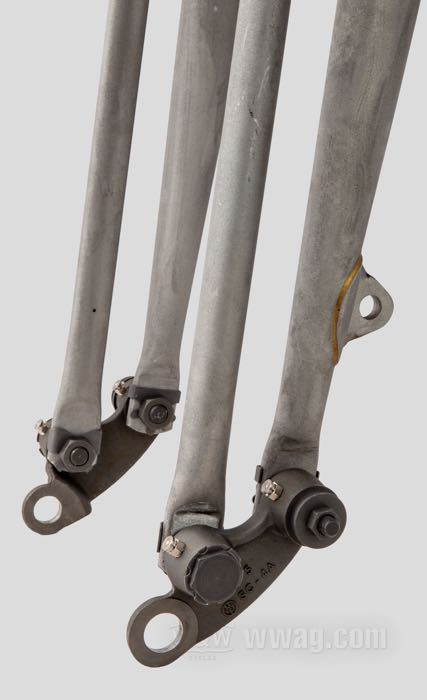 Springer Gabel »Concours« von The Cyclery; passend für Big Twins 1937; Innengewinde Steuerkopf: 3/4”-14 UNS, Außengewinde Steuerkopf: 1”-24 UNS; Stahl, blank / parkerisiert, parkerisierte federn; Länge: 19”; Rake: 0 °; mit Zentrierring; Polen; Bruttogewicht: 20 kg