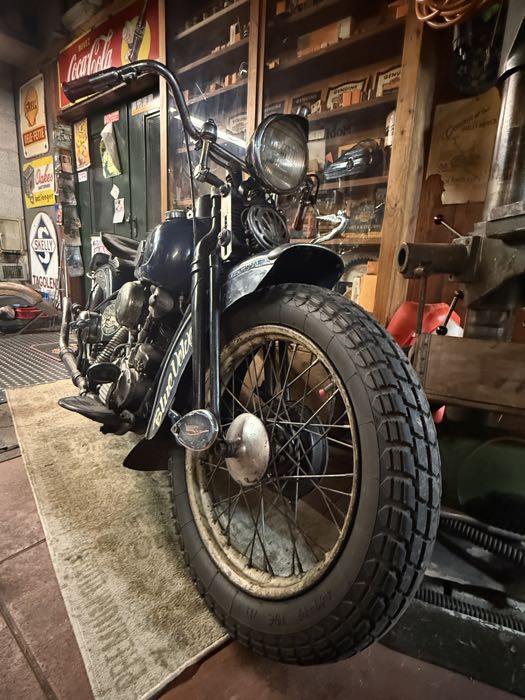 Pneumatico »Baja 100« di Bates; gomma / acciaio; Punto installazione: anteriore o posteriore; 4.00-19 71T; per uso senza camera; cerchi permessi min-mass: 2.15 - 3.00; omologato ECE R75, omologato DOT; Germania; peso lordo: 6.5 kg