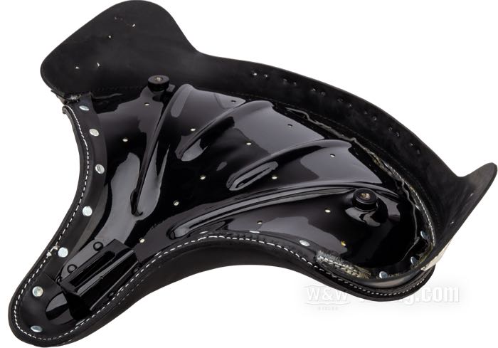 Solo seat »1955-1980 DeLuxe« by Samwel Supplies; cowhide / rubber, black; length x width: 420 x 440 mm; distance of springs or mounting bolts: 277 mm; mounting bolt thread: 5/16”-24; with mounting kit; replaces OEM HD 52006-47; Europe