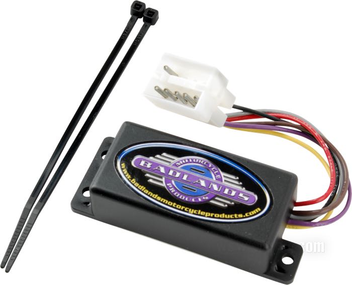Centrale clignotante de Badlands; adaptable à Sportster 1992-1993, Softail, Dyna et FXR 1990-1995, Touring 1987-1993; à arrêt automatique; avec connecteur AMP à 10 broches pour faisceau OEM; L x H x P: 73 x 22 x 35 mm; 12 V; 3…46 W de chaque côté; USA; poids brut: 120 g