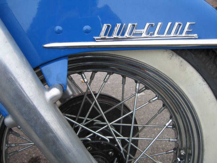Emblem »Duo Glide«; für Vorderradschutzblech; Zink-Druckguss, verchromt; Höhe: 2.5 cm; mit Blechmuttern; ersetzt OEM HD 59195-58T; Bruttogewicht: 160 g