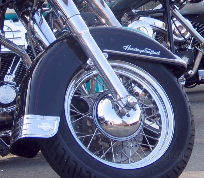 Emblem »Heritage Softail«; für Vorderradschutzblech; Zink-Druckguss, verchromt; Höhe: 2.7 cm; ersetzt OEM HD 14142-86A; China; Bruttogewicht: 50 g