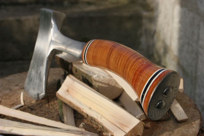 Hache de Estwing; acier inox, traitement en cuir; longueur: 356 mm; poids net: 750 g; USA; poids brut: 870 g