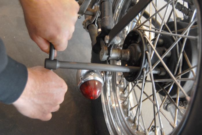 Chiave a brugola; per Bullone / Tamburo di freno; atto per Harley-Davidson 1936-1972; maniglia a T; acciaio, parkerizzato; misura pollici: 7/16”; peso lordo: 460 g