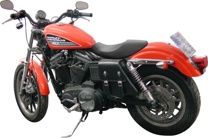 Alforja »Solo«; apropiado para Sportster 1982-2003; cuero de vaca, negro, Medidas en cm: 28 altura x 18 ancho (arriba) x 29 ancho (abajo) x 8.5 profundidad.; Alemania; peso bruto: 1.05 kg