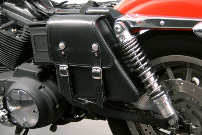 Alforja »Solo«; apropiado para Sportster 1982-2003; cuero de vaca, negro, Medidas en cm: 28 altura x 18 ancho (arriba) x 29 ancho (abajo) x 8.5 profundidad.; Alemania; peso bruto: 1.05 kg