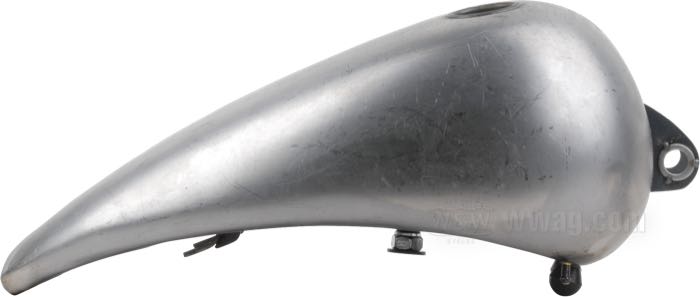 Serbatoio di benzina »Stretched«; atto per Sportster 1982-2003; acciaio; volume: 14 l; tappo necessario: screw-in 1983→ / 1 x ventilato; rubinetto necessario: M22 x 1; peso lordo: 8.34 kg