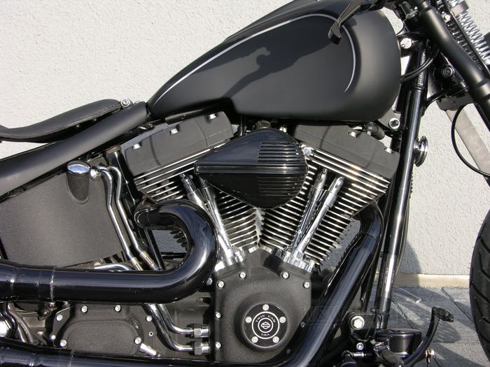 Filtro de aire »Sirena« de Bike Project; apropiado para Big Twin 2001→ (salvo Touring 2008→ y Softail 2016→, CVO 2011→ y FXDLS 2017); aluminio, negro; largo x alto: 20 x 14.5 cm; Alemania; peso bruto: 1.36 kg
