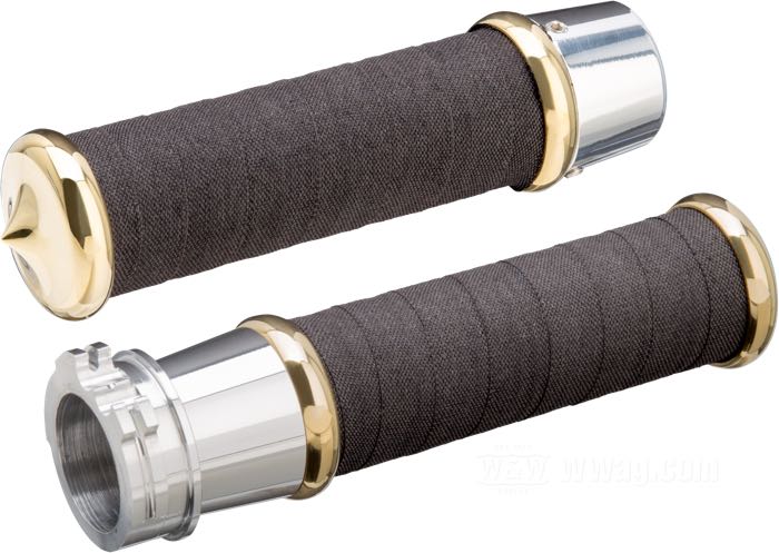 Set manopole »Fabric Style« di Kustom Tech; per cavi gas esterni; atto per modelli 1974→ (ecc. Touring 2008→, Softail 2016→); alluminio / ottone, lucidato, finali chiusi; Lunghezza (L) secondo disegno: 136 mm; Ø int. sinistra nominale: 1 ”; Ø int. destra nominale: 1 ”; Italia; peso lordo: 300 g