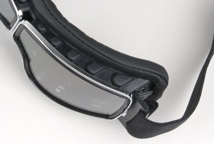 Schutzbrille »4182« von Aviator Goggle; Azetat / Schaumgummi, schwarz, verchromt; Material der Gläser: Polycarbonat; Farbe/Typ der Gläser: klar; kann über Korrekturbrillen und Sonnenbrillen getragen werden; mit Etui; Frankreich; Bruttogewicht: 156 g