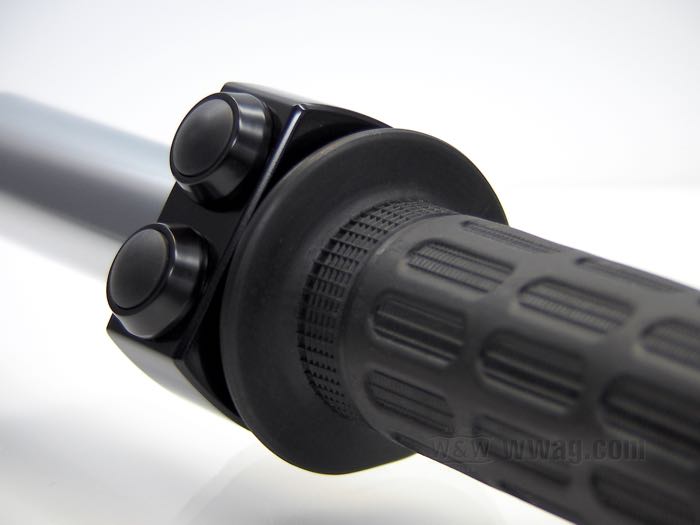 Tasterarmatur »mo.switch« von motogadget; für Hupe / Blinker (einzeln) / Startermotor; für 1” Lenker; mit zwei Tastern; Billet-Aluminium, schwarzes Gehäuse, schwarze Schalter; Breite: 20.5 mm; Ø 49 mm; Deutschland; Bruttogewicht: 10 g