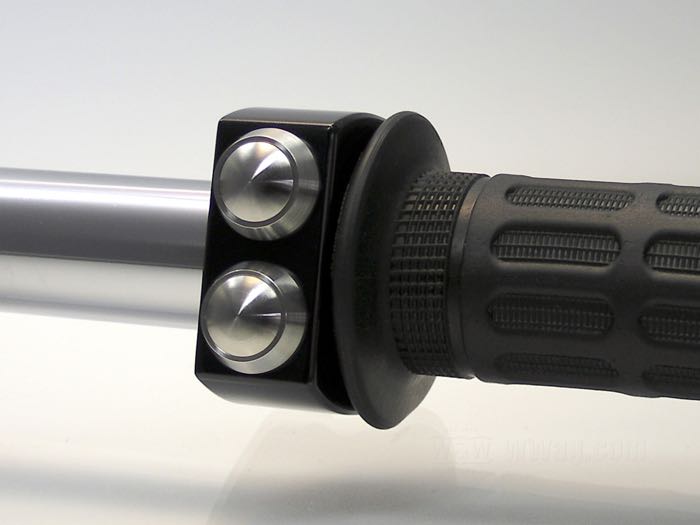 Button switch unit »mo.switch« by motogadget; for Horn / Turn signal / Starter motor; for 1” handlebars; with two button switches; billet aluminum, black housing, polished buttons; width: 20.5 mm; Ø 49 mm; Germany; gross weight: 10 g