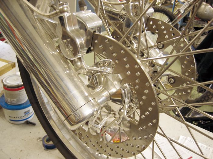 von Kustom Tech; für 40 Speichen; Aluminium, poliert; Ø Zentrierbund: 50 mm; Anzahl Speichenbohrungen: 40; passende Radachse Ø: 3/4 ”; mit Radlagern (1973-1999), Dichtringen