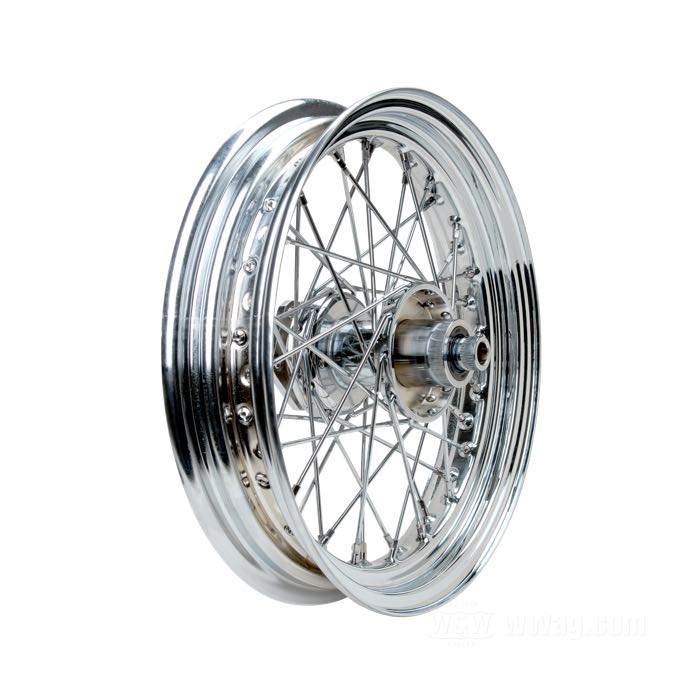 Speichenrad vorne; passend für FXWG 1984-1986, Dyna FXDWG 1993-1999, Softail FXST/C 1984-1999, Softail FXSTS/B Late 1988-1999; breite Vorderradnabe Typ FXWG/FXST 1984-99; Nabenfinish: verchromt; Ø Zentrierbund: 50 mm; Einzelflansch 5/16” Bohrungen; Profil: Tiefbett; Felgenfinish: verchromt; 3x16 ”; Speichen: Stahl verchromt; passende Radachse Ø: 3/4 ”; gummiummanteltes Ventil seitlich; Bruttogewicht: 10 kg