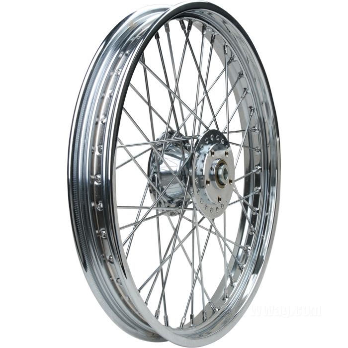 Roue à rayons avant; adaptable à FX, FXR, Dyna, Sportster 1984-1999 (sauf FX(D)WG, FXST); moyeu étroit avant type FX/Sportster 1984-99 DF; finition moyeu: chromé; Ø collier centrage: 50 mm; flanc double, filets de 5/16”-18; profil: creuse; finition jante: chromé; 2.15x21 ”; rayons: acier chromé; Ø de l'axe: 3/4 ”; valve en métal centrale; poids brut: 9.5 kg