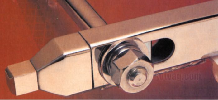 Sekundärketten- und -riemenspanner »Pyramid«; passend für OEM -Style Kastenschwingen an 4-Gang Big Twin 1973-1985 und XL 1979-2003; Stahl / Aluminiumguss, verchromt; ersetzt OEM HD 41532-89T; Bruttogewicht: 830 g