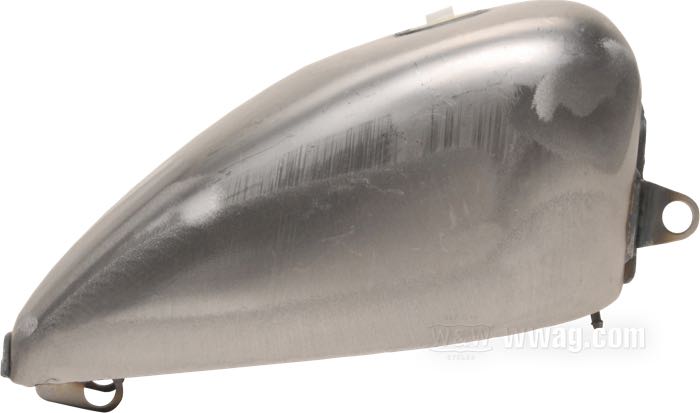 Serbatoio di benzina »XL 95-03 2.3 gal«; atto per Sportster 1995-2003; acciaio; volume: 8.5 l; tappo necessario: screw-in 1983→; rubinetto necessario: M22 x 1; rubinetto necessario: M22 x 1; rimpiazza OEM HD 61348-96A; peso lordo: 3.1 kg