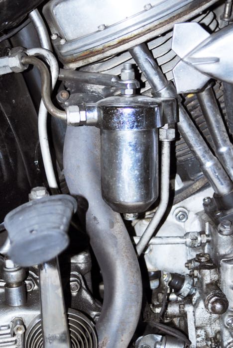 Ölfilter »Old Style«; passend für Big Twin 1940-1964; Stahl, verchromt; Gewinde für Ölleitungen: 1/8”-27 NPT; mit Ölleitungsanschlüssen; ersetzt OEM HD 63825-48; Bruttogewicht: 630 g