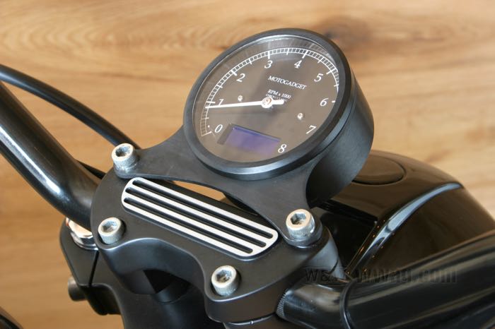 Multifunktions-Instrument »Chronoclassic« von motogadget; Aluminium, schwarz, eloxiert; Ø 80 mm; →8 (x1000) RPM; 12 V; mit Reed Sensor; mit KBA/ABE-Prüfzeichen; Deutschland; Bruttogewicht: 400 g