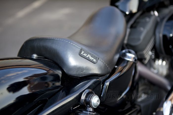 Selle mono »Bare Bones Standard« de Le Pera; adaptable à Sportster 2004-2006 et 2010-2020; avec réservoir 4.5 gal (17l); simili cuir, noir, lisse; longueur x largeur: 37 x 30 cm; USA; poids brut: 1 kg
