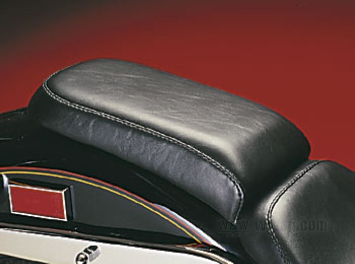 Cuscino passeggero »Bare Bones Standard« di Le Pera; atto per FXST 1984-1999 (130 mm pneum. post.); similpelle, nero, altezza anteriore: 7 cm / altezza posteriore: 5 cm; lunghezza x larghezza: 31 x 17 cm; U.S.A.; peso lordo: 1.3 kg