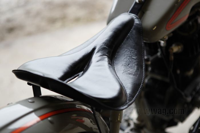 Selle mono »Mesinger Racer« de The Cyclery; vachette, noir; longueur x largeur: 300 x 270 mm; distance des ressorts ou goujons de montage: 174 mm; filet des boulons de montage: M8; Europe; poids brut: 740 g