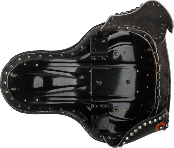 Sella a due Buddy Seat di Samwel Supplies; atto per Big Twin 1947-1953; vacchetta, nero, con skirt; lunghezza x larghezza: 570 x 390 mm; distanza delle molle o perni di fissaggio: 195 mm; rimpiazza OEM HD 52515-54; peso lordo: 5.6 kg