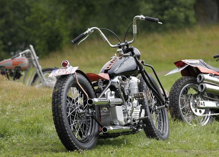 Serbatoio di benzina »WR Style« di Cannonball; atto per Knuckleheads 1936-1947 con cambio a pedale (senza supporto per consolla del cambio e leva cambio); acciaio; volume: 9.5 l; tappo necessario: chiusura a baionetta 1955-1982; rubinetto necessario: 3/8” NPT; Europa; peso lordo: 4.8 kg