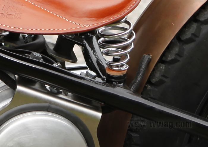 Supporto molla di Lowbrow Customs; per Monosella; acciaio, naturale, con perni di molle da 5/16”; altezza: 13.5 mm; Ø 1”; U.S.A.; peso lordo: 140 g