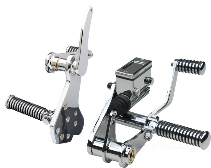 Vorverlegte Fußrastenanlage »Custom«; für Vorverlegte Fußrastenanlagen für Big Twin; passend für 4-Gang Big Twin →1984, Softail 1986-1999; Stahl, verchromt; erforderliche Bremsflüssigkeit: DOT 5; Bruttogewicht: 6.8 kg