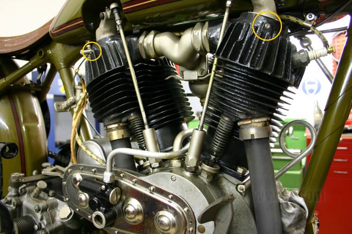Vite senza testa di Competition Distributing; atto per modelli IOE 1915-1929; corpo aspirazione; acciaio, nichelato; rimpiazza OEM HD 103-15; U.S.A.; peso lordo: 10 g