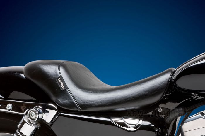 Solositz »Bare Bones Standard« von Le Pera; passend für Sportster 2007-2009; mit 3.3 gal (12.5l) Tank; Kunstleder, schwarz; Länge x Breite: 55 x 31 cm; USA; Bruttogewicht: 4 kg