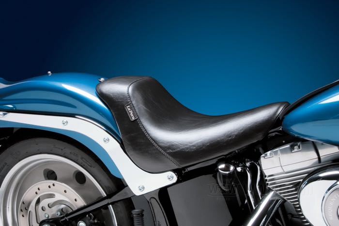 Selle mono »Bare Bones Standard« de Le Pera; adaptable à FXST 2006→ (200 mm pneu arrière), FLSTF 2007→, FLSTSB 2008→; simili cuir, noir; longueur x largeur: 57 x 33 cm; USA; poids brut: 5 kg
