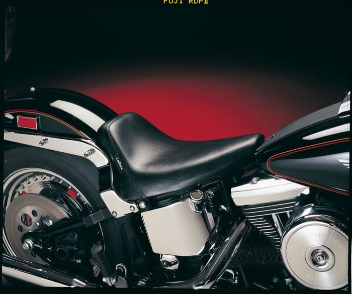 Asiento mono »Bare Bones Standard« de Le Pera; apropiado para Softail 2000-2007 (neum. trasero de 130 o 150 mm); piel sintética, negro; largo x ancho: 48 x 34 cm; EE. UU.; peso bruto: 3.02 kg