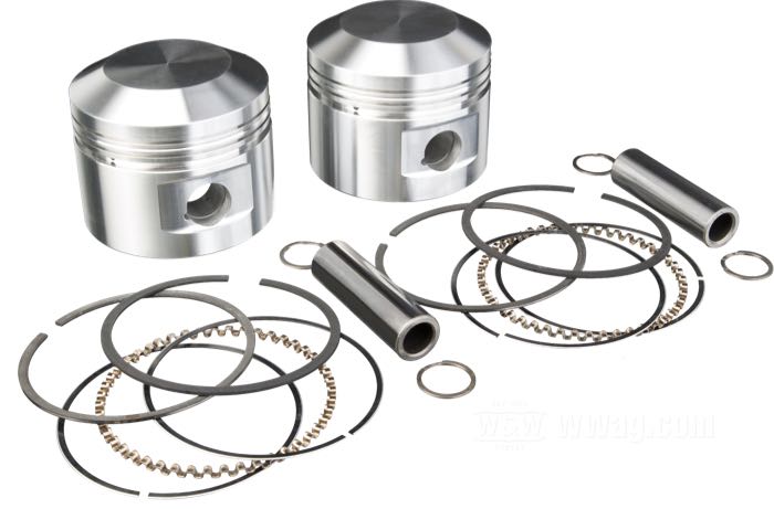 Piston forgé de Competition Distributing; adaptable à modèles 74 cui 1921-1929; 5e surcote; aluminium; Ø 88.8 mm; alésage nominal: 3-7/16 ”; compression: 6:1; avec leurs segments, leurs axes de 0.791” et leurs goupilles; USA; poids brut: 780 g