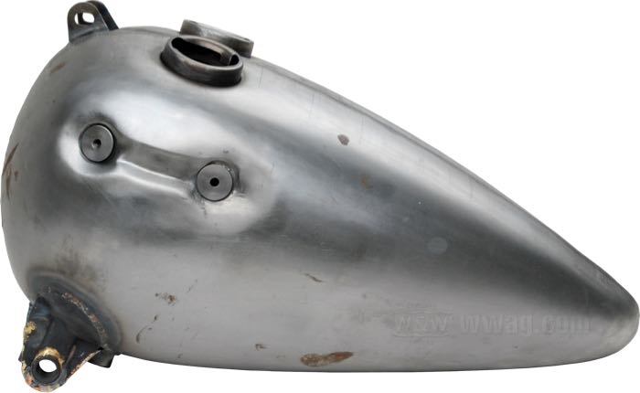 Serbatoio di benzina »WR Style« di Cannonball; atto per Knucklehead 1947 con cambio a mano/ consolla del cambio; acciaio; volume: 9.5 l; tappo necessario: chiusura a baionetta 1955-1982; rubinetto necessario: 3/8” NPT; Europa; peso lordo: 5.2 kg