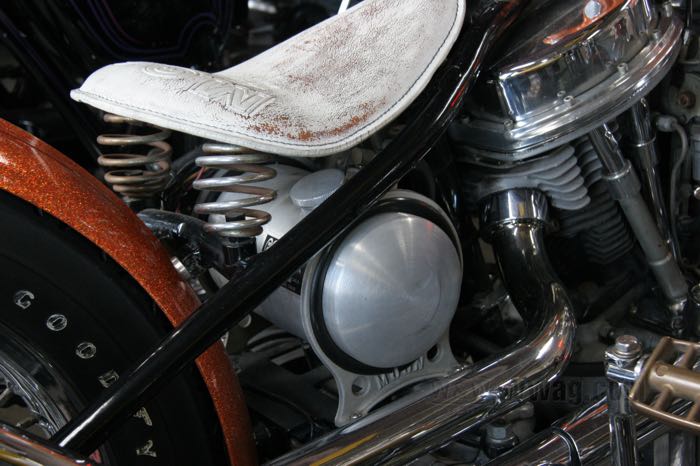 Oil tank »Barrel« by Mooneyes; aluminum; length: 31 cm; Ø 14.5 cm; volume: 3.8 l; with mounting hardware and tank cap; gross weight: 1.2 kg