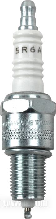 Spark plug »OEM«; fits Shovelhead 1975→, Evo Big Twin 1984→; also for: S&S engines and cylinder heads; steel / ceramic; thread: M14 x 1.25; thread length: 3/4 ”; wrench size: 13/16 ”; replaces OEM HD 32312-77, 32311-83, and 32342-04; USA; gross weight: 60 g