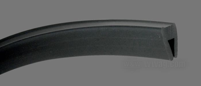 Trim rubber; for Dash panel; fits FLH, FXWG, Softail 1968-1995, FX 1971; rubber, black; length: 27 cm; replaces OEM HD 71295-68; USA; gross weight: 10 g