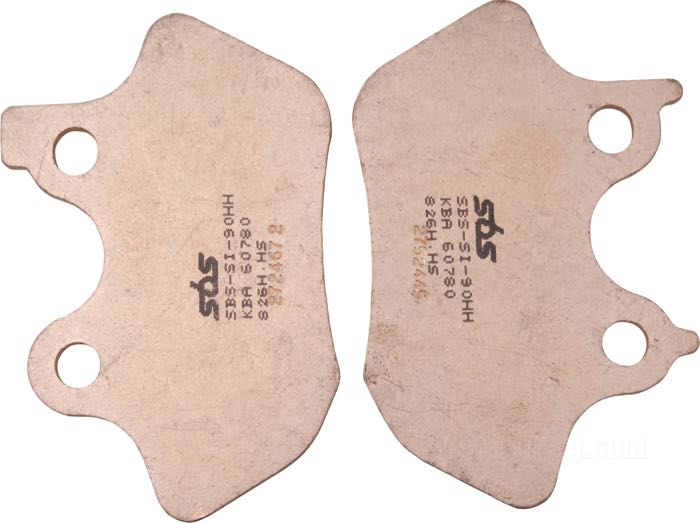 Plaquettes de frein de SBS; adaptable à Sportster 2000-2003, Dyna et Touring 2000-2007, Softail 2000-2007 avant  (exc. modèles Springer), modèles Softail Classic, Deuce et Deluxe 2000-2007, V-Rod 2002-2005; acier / matériau de friction; position: avant; remplace OEM HD 44082-00D et 44082-00E; poids brut: 250 g