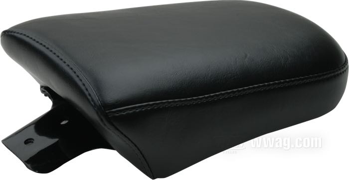 Cuscino passeggero »Silhouette« di Le Pera; per Silhouette Solo; atto per Dyna 1991-1995 (ecc. FXDWG); similpelle, nero, altezza anteriore: 8 cm / altezza posteriore: 5 cm; lunghezza x larghezza: 26 x 18 cm; U.S.A.; peso lordo: 1.5 kg