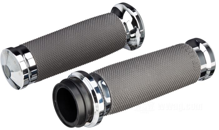 Set manopole »Renthal« di Performance Machine; atto per Touring 2008→ (ecc. FLTRXSE 2018–2019), Softail 2016→, Dyna FXDLS 2016-2017, LiveWire 2020→; gomma / alluminio, cromato; Lunghezza (L) secondo disegno: 125 mm; Ø int. sinistra nominale: 1 ”; Ø int. destra nominale: 1 ”; peso lordo: 300 g