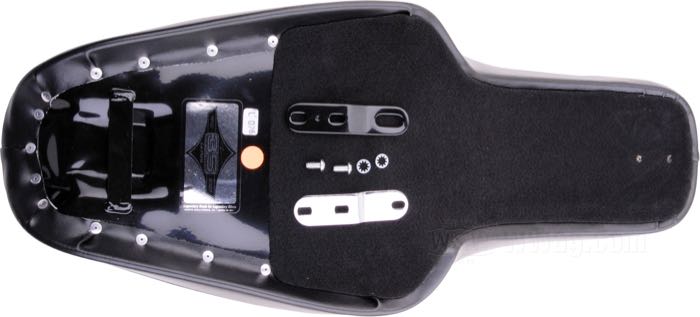 Double seat »Cobra Standard« by Le Pera; fits Sportster 1982-2003; synthetic leather, black; length x width: 69 x 27 cm; USA; gross weight: 2 kg